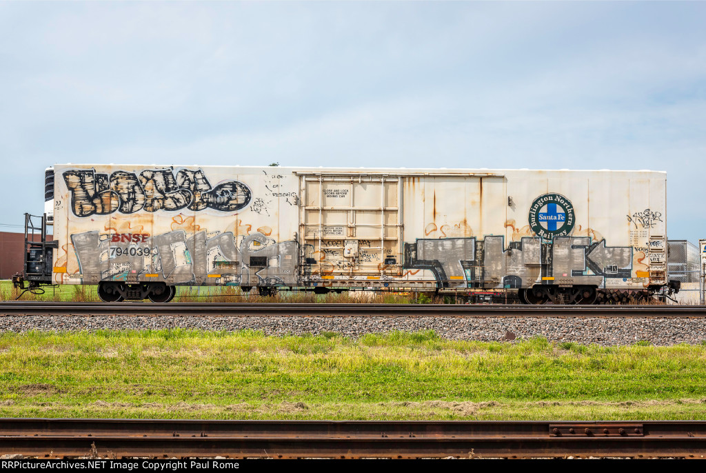 BNSF 794039, 75-ft Refrigerator Car on BNSF